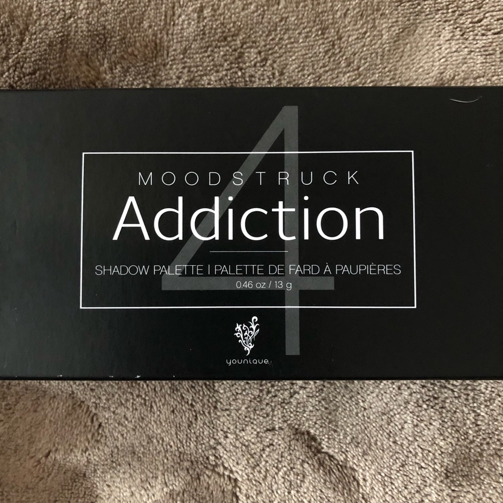 Younique Addiction #4 eyeshadow pallet